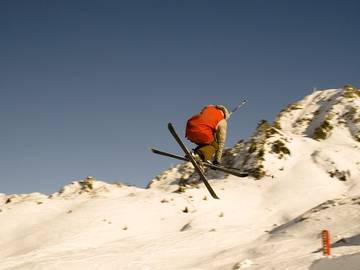 180-and-360-difference-skiier
