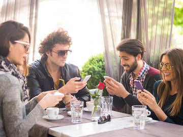 friends-ignoring-each-other
