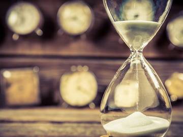 hourglass while away verb meaning