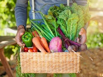 is there an apostrophe in farmers market man with produce photo