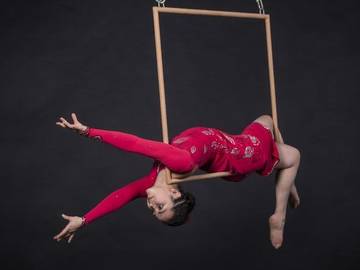 trapeze artist photo