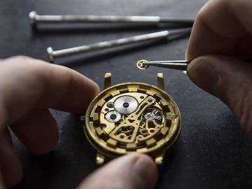 watch maker photo