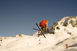 180-and-360-difference-skiier